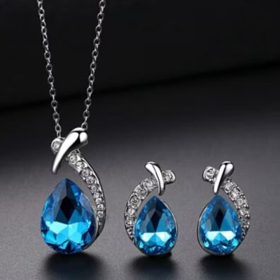 COLLAR Y ARETES EN FORMA DE COLA DE SIRENA